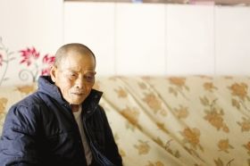 4月15日，劉爹爹的一只眼睛上有明顯的淤青。