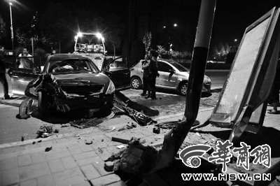 司機(jī)酒駕拖行市民上百米 面對(duì)盤(pán)問(wèn)保持笑容(圖)