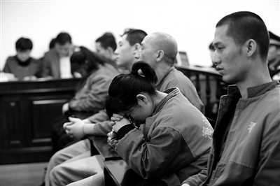 昨日，因涉嫌誘騙男網(wǎng)友進行高額消費，海淀區(qū)一咖啡廳負(fù)責(zé)人及“吧女”等14人受審。新京報記者 王貴彬 攝