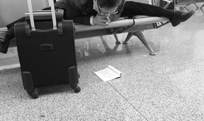 大叔機(jī)場劈一字馬看書