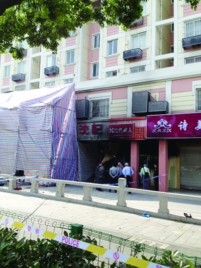 警方勘查事故現(xiàn)場。