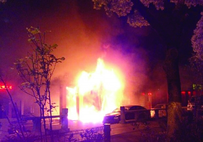 現(xiàn)場火勢很大。網(wǎng)友供圖（請聯(lián)系本報領(lǐng)取稿酬）