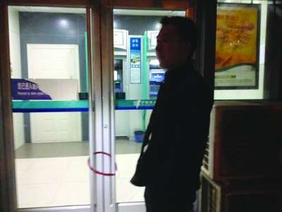 夏先生拿防盜鎖鎖了銀行門。