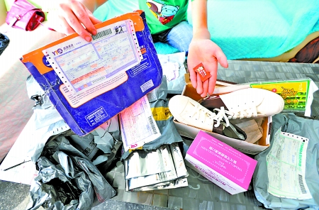 昨日,沙坪壩區(qū)遠祖橋,彭小姐這幾天收到的一堆包裹。記者吳珊攝