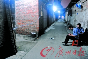 事發(fā)出租屋前拉起了警戒線，警方正在現(xiàn)場調(diào)查。記者陳楓攝