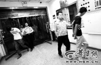 三人搶劫孕婦后，被警方和群眾合力抓獲 王警/攝