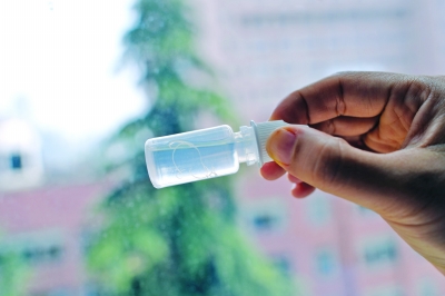 眼睛總發(fā)癢，1歲女童眼中挑出9條活蟲