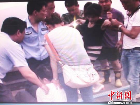 宗德宇緩緩靠近跳樓女子。　孫程　攝