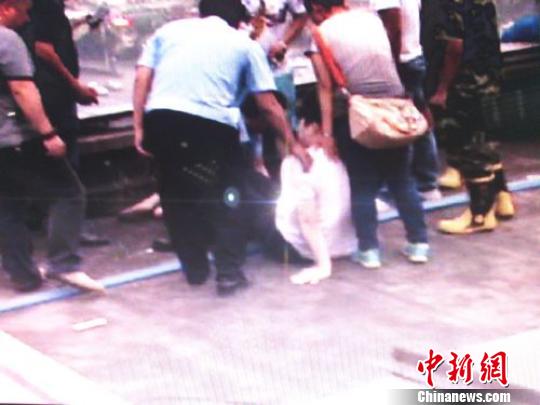 宗德宇緩緩靠近跳樓女子。　孫程　攝