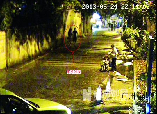 監(jiān)控視頻中（紅圈處），男子尾隨女學(xué)生試圖進行猥褻。通訊員供圖