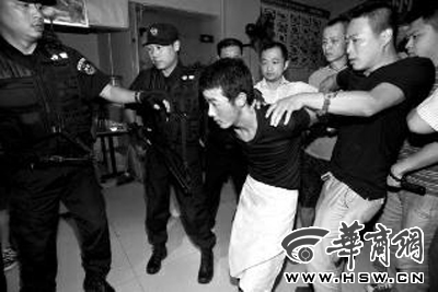 犯罪嫌疑人韓牙某圍著圍裙在廚房?jī)?nèi)拉面，被民警抓獲 本報(bào)記者 鄧小衛(wèi) 攝