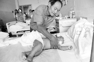 女子疑因喂奶時(shí)被咬疼 將8個(gè)月男嬰戳90多處傷 女子疑因喂奶時(shí)被咬疼 將8個(gè)月男嬰戳90多處傷