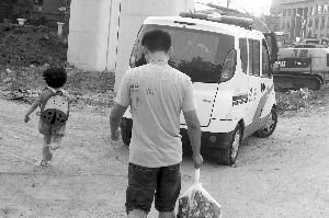 昨天，小豆被民警帶走，轉(zhuǎn)移到別處居住現(xiàn)代快報(bào)記者辛一攝