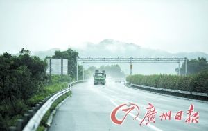 　當(dāng)天事故發(fā)生的現(xiàn)場(chǎng)處于一個(gè)彎道，很多司機(jī)反映說來不及減速。