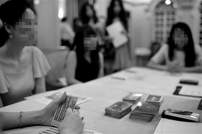 6月30日，中國企業(yè)家單身俱樂部在北京舉行富豪相親海選活動，“考官”通過玩塔羅牌考察面試者的心理狀態(tài)。新京報記者 吳江 攝