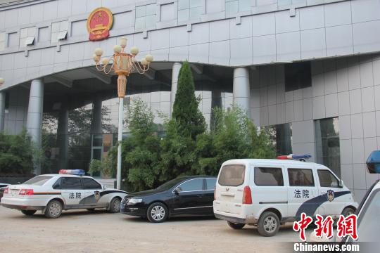 泊頭市人民法院院內(nèi)仍停有無牌制式警車，涉事人員與記者沖突地點僅距法院不足50米。穆玉良 攝