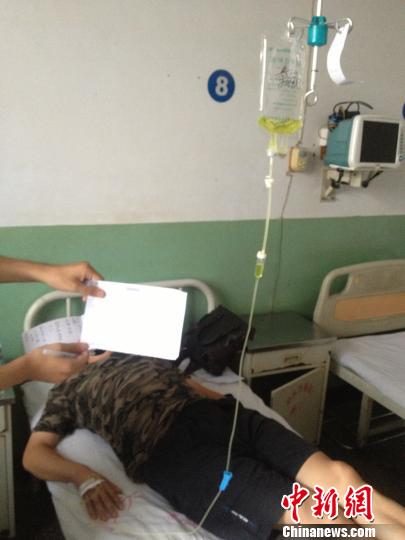 　被毆打記者正在當?shù)蒯t(yī)院接受治療，診斷顯示為腹股溝軟組織挫傷。穆玉良 攝