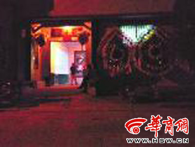 昨晚8時許，老人的大兒子的家正在辦喪事，屋外擺放著花圈 本報記者張超攝