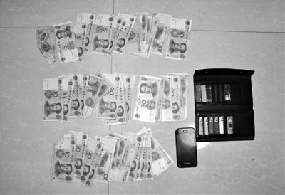 警方從搶劫嫌疑人處起獲的贓款和發(fā)令槍、子彈。警方供圖