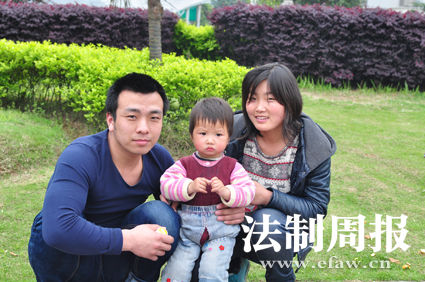 重獲自由后，張艷勝一家三口在一起