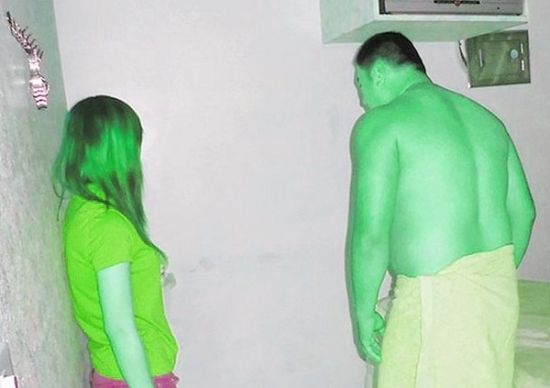 高雄黃姓男子(右)懷疑女友在“喇叭店”兼差，前往調(diào)查順便消費(fèi)時被警方逮個正著。(圖／東森新聞)