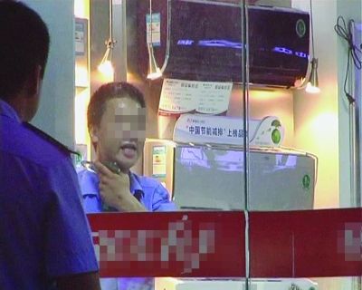 打劫男把玻璃片抵在脖子上，與民警對峙