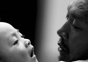 小憲揚看著爺爺，眼角流下了淚水