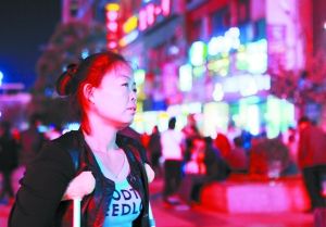 走在燈火闌珊的蘭州街頭，史女士迷茫無助。