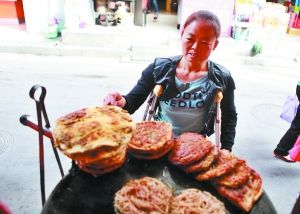 手頭拮據(jù)，每天只能吃一頓飯。