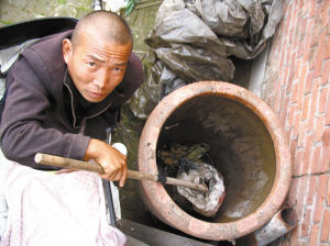 鄭艷良講述鋸?fù)冉?jīng)過。本報記者 汪洋 攝