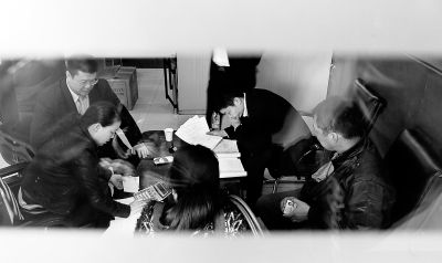 今天上午，喜隆多接待處內(nèi)，市場(chǎng)管理方與商戶(hù)核對(duì)租金和抵押金數(shù)目