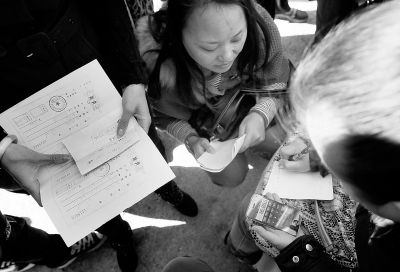 喜隆多商場(chǎng)接待處外面，受損商戶(hù)正拿手機(jī)計(jì)算自己能退多少錢(qián)