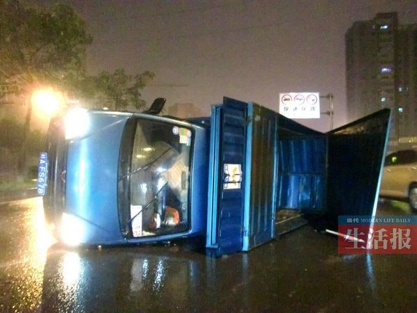 小貨車側(cè)翻現(xiàn)場(chǎng)。