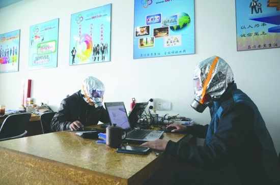 員工戴防毒面具上班 員工戴防毒面具上班