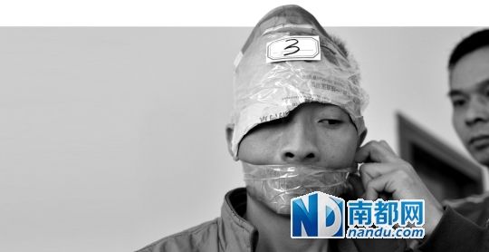 為了防止犯罪嫌疑人串供，民警用膠帶將犯罪嫌疑人的嘴封住。