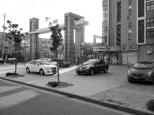 故事就發(fā)生在這個(gè)小區(qū)大門(mén)口