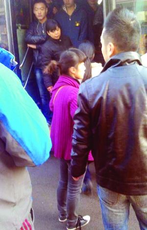 現(xiàn)場僵持不下，穿玫紅色衣服女子要車上乘客給她道歉