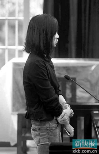 昨日，何敏在庭上抿著嘴不停抹眼淚。新快報記者孫毅/攝