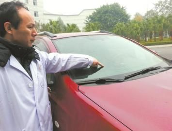 唐中山的車玻璃被醉酒男子砸壞。