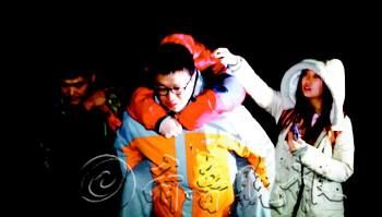 　途中女隊(duì)友小妮突發(fā)高燒，男隊(duì)員輪流背了她三個(gè)小時(shí)，直到網(wǎng)友開(kāi)車(chē)來(lái)接