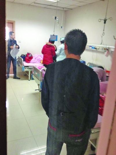 男孩一家神情凝重。