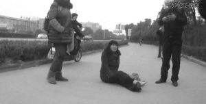 鄭大姐坐在地上，警方趕到進(jìn)行施救。（視頻截圖由警方提供）