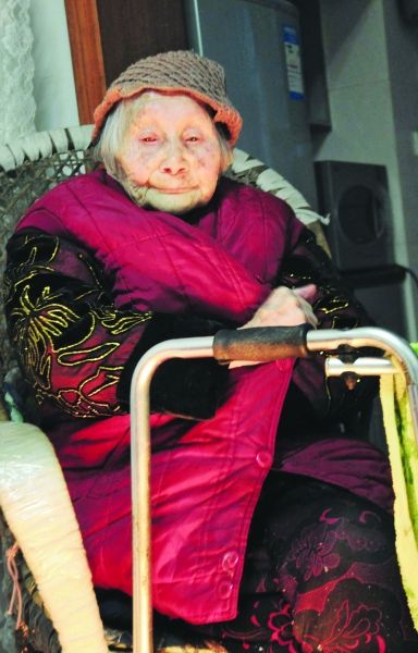 正在取暖的熊婆婆。見習(xí)記者 楊榮峰 攝