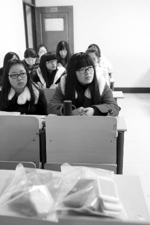 在限時(shí)斷網(wǎng)前，江大已有發(fā)起拒絕手機(jī)低頭族活動(dòng)，圖為設(shè)立了手機(jī)暫存袋的課堂 吳奕 攝