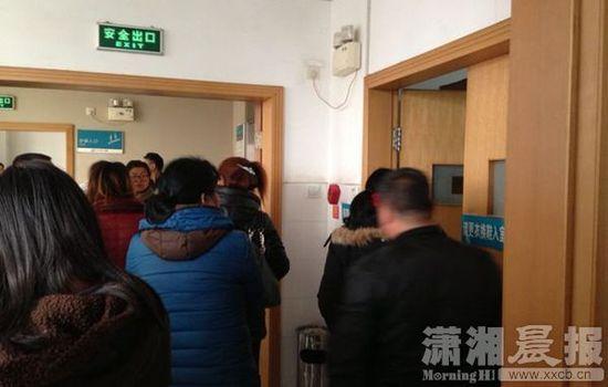 ICU搶救室前家屬。圖|瀟湘晨報(bào)記者 陳斌