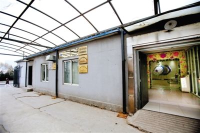 2月25日，北京石景山醫(yī)院，太平間旁的一間辦公室外掛有“八寶山殯儀館石景山醫(yī)院服務(wù)站”的牌子。本版攝影/新京報(bào)記者 王叔坤