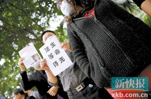 　　■昨日，數(shù)十位二胎準(zhǔn)媽媽和家屬來到省衛(wèi)計(jì)委門前，希望廣東二胎政策盡早出臺(tái)。新快報(bào)記者 孫毅/攝