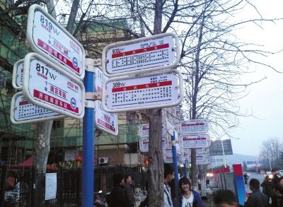 3月16日，江蘇省南京市，眾多乘客在“火車站廣場(chǎng)東”站臺(tái)候車。圖/東方IC