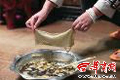 　　昨日，店方讓顧客觀看該火鍋制作時的監(jiān)控錄像本組圖片由本報記者黃利健攝