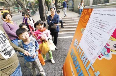 昨日，中華路小學(xué)貼出告示，提醒家長(zhǎng)不要相信傳言。